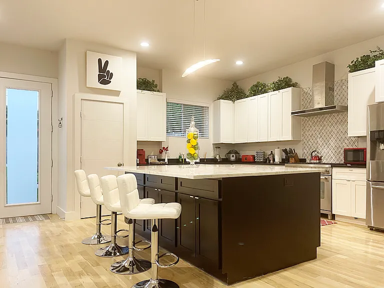 8718 Boundbrook Ave — Photo 35