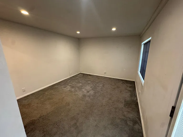 688 Taft Ave — Photo 16
