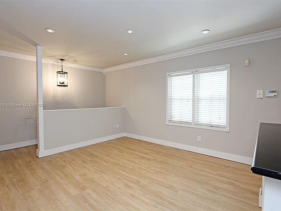 2nd image of 3385 Franklin Ave APT B