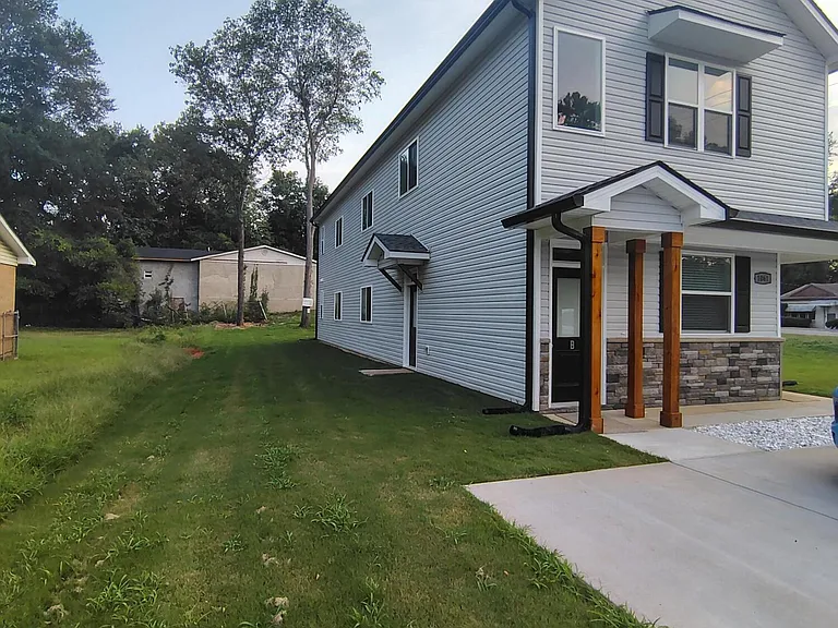 1061 Pinecrest Ave NW #B — Photo 2