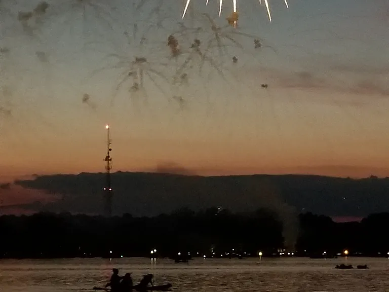 4-th of July fireworks over Lake Peachtree