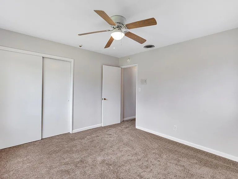 704 Windsor Dr — Photo 11
