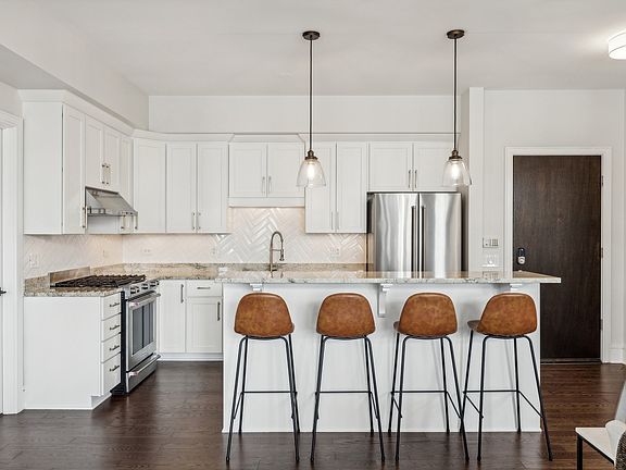 2nd image of 711 W Grand Ave #302