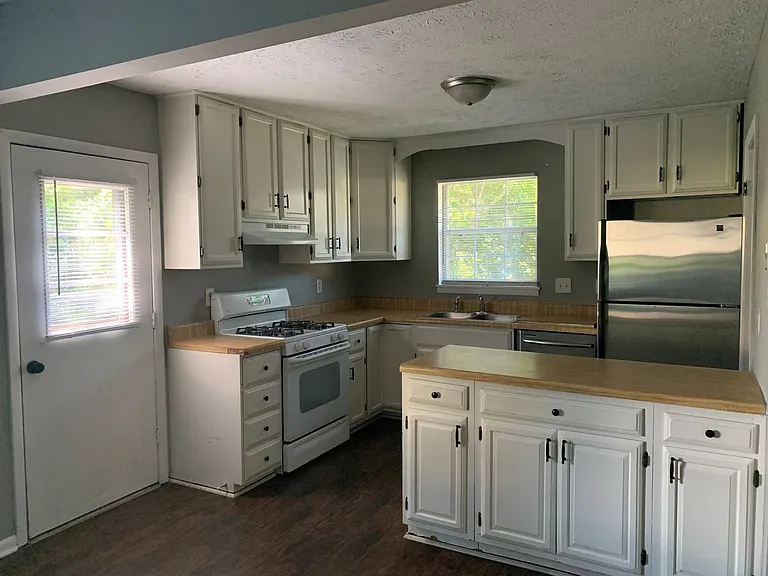 1104 Long Meadows Dr — Photo 3