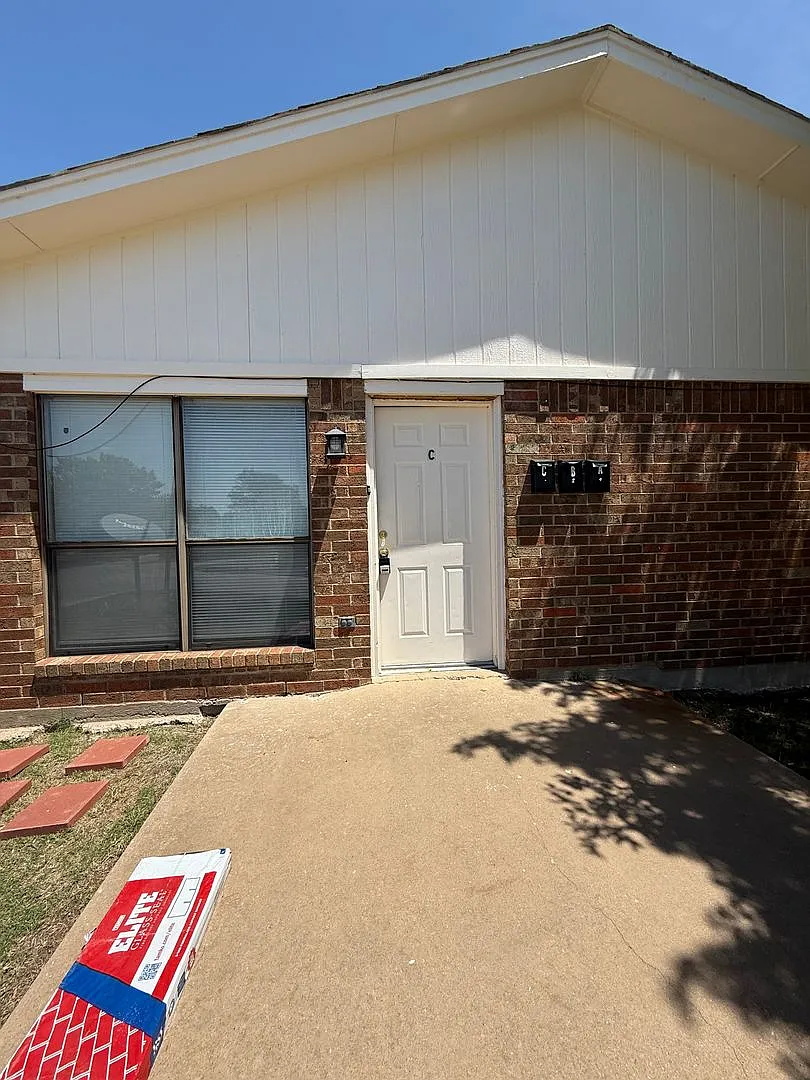 Building Photo - 1003 NW 50th St #C