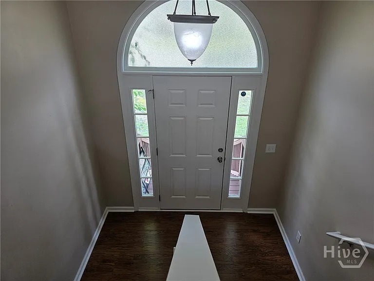 301 Aspen Dr — Photo 2