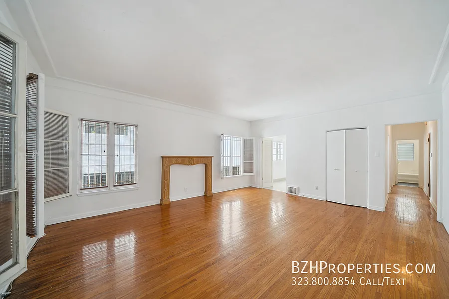 Spacious 1 Bedroom with Central AC - Prime Beverly Hills — Photo 2