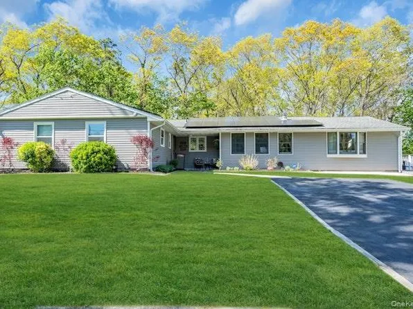 31 Peak Street, Ronkonkoma, NY 11779