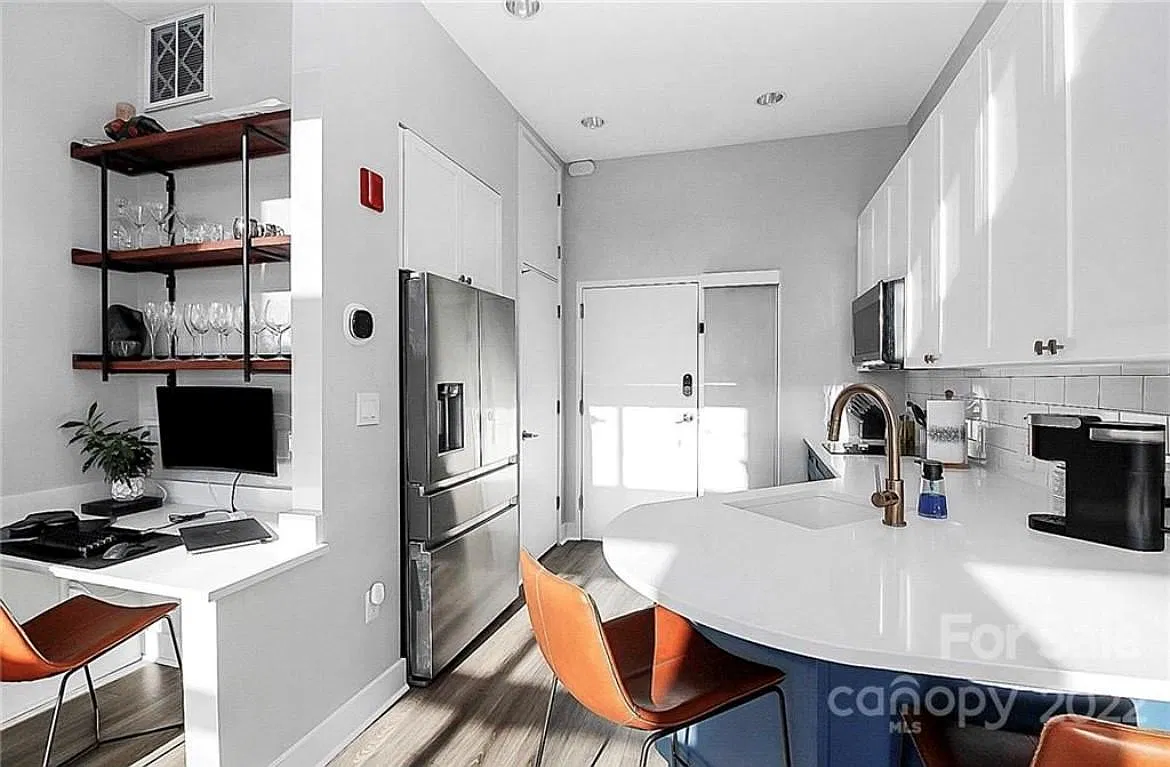 514 W 10th St — Photo 2