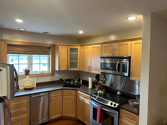 4th image of 10 Leland Ln Unit 16