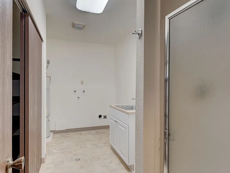 1601 McKinnon Dr — Photo 23