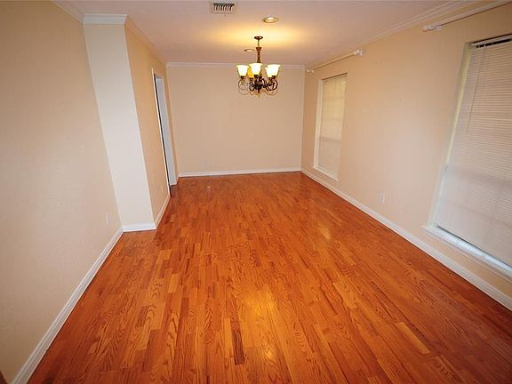 4th image of 305 W Castle Harbour Dr