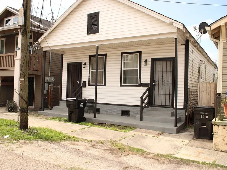 1818 Allen St — Photo 1