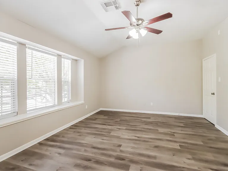 18450 Hollow Oaks Cir — Photo 12