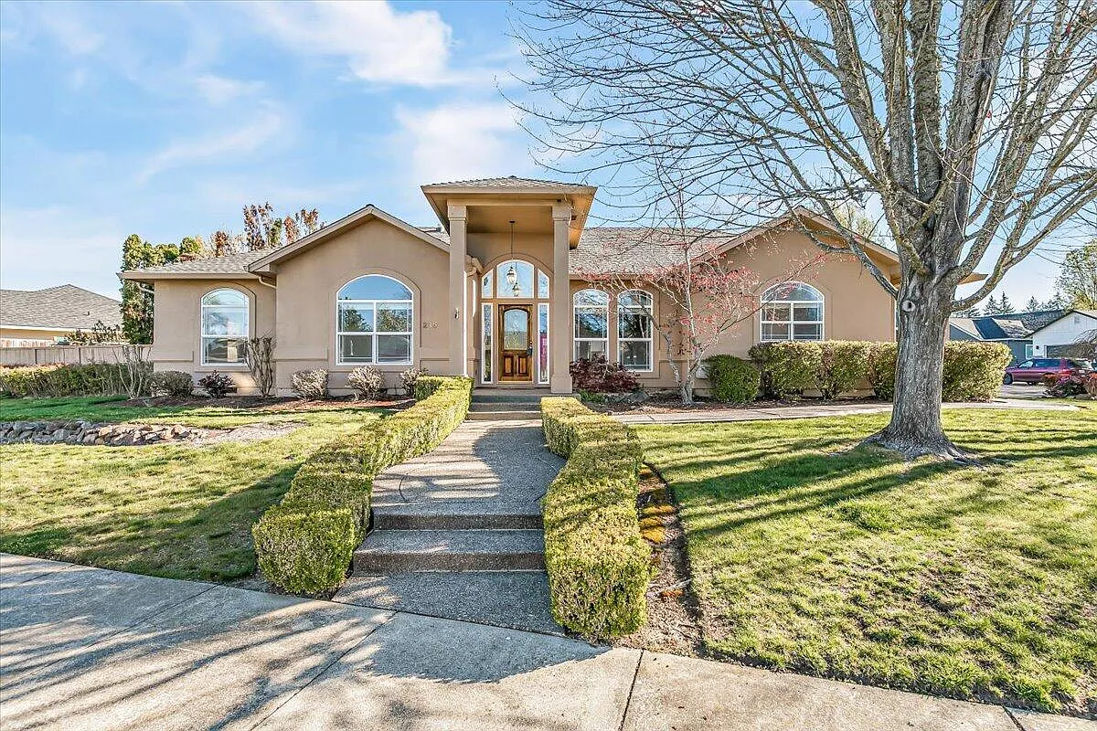 235 Prairie Lndg photo 1