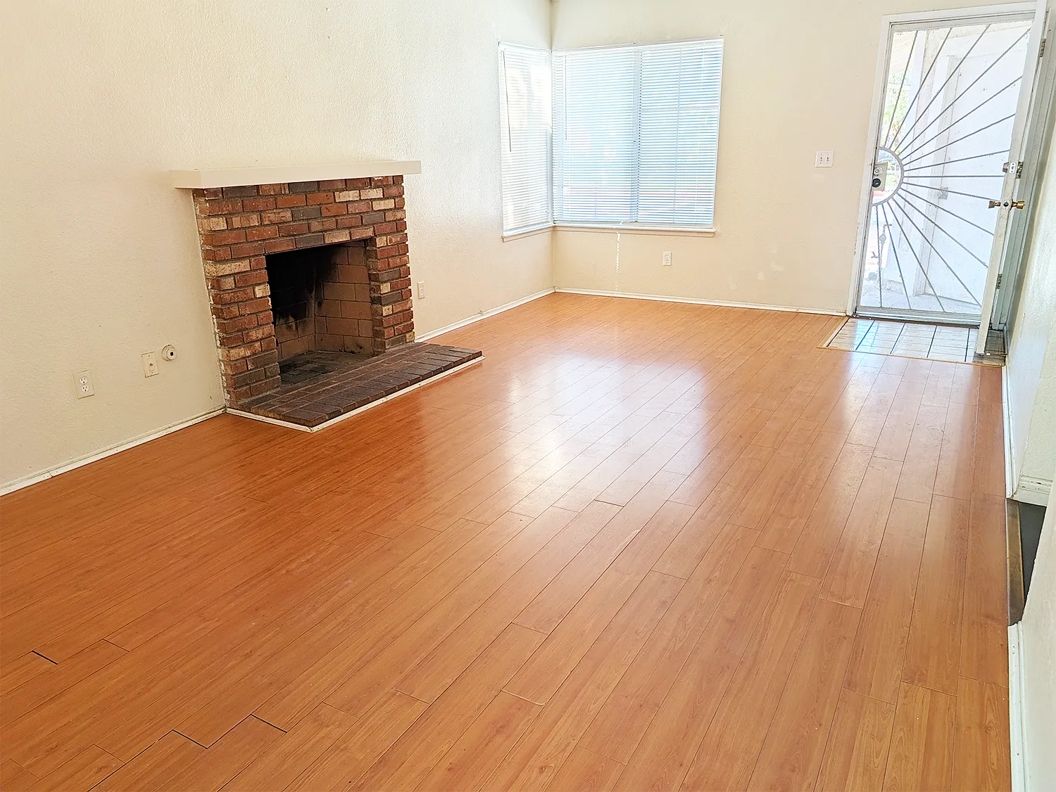 2 bed, 902 sqft, $2,420 — Photo 2