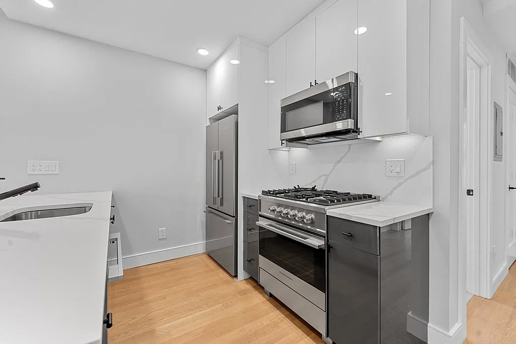 2 bed, 695 sqft, $4,600 — Photo 3
