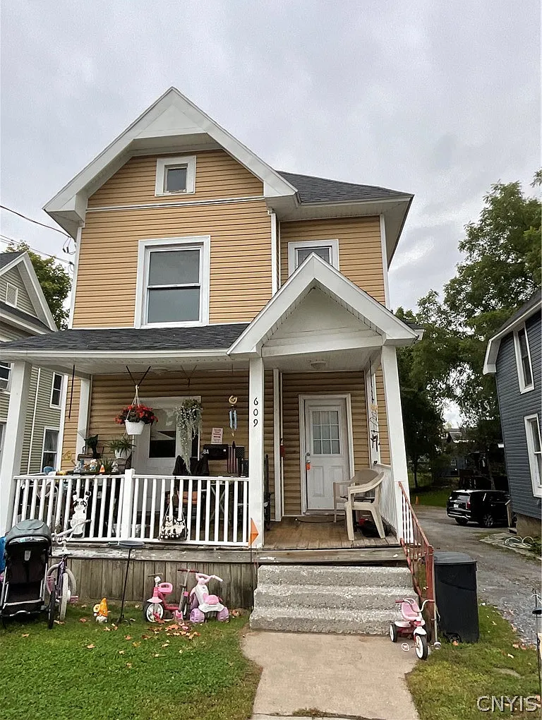1 bed, 1.0 bath, 1008 sqft, $1,050 — Photo 1