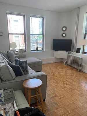 Rented by M.Grossman R.E. Management | media 10