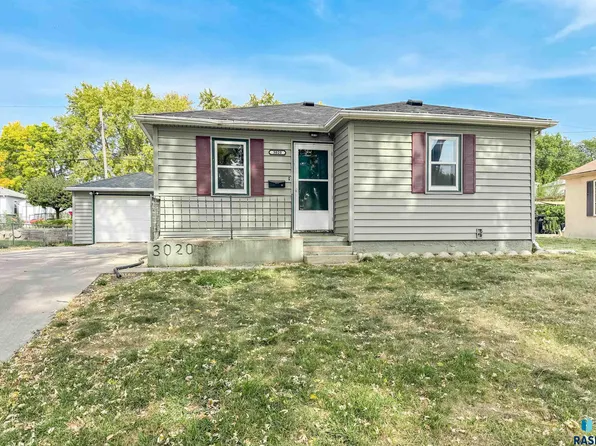 3020 E Claudette Dr, Sioux Falls, SD 57103