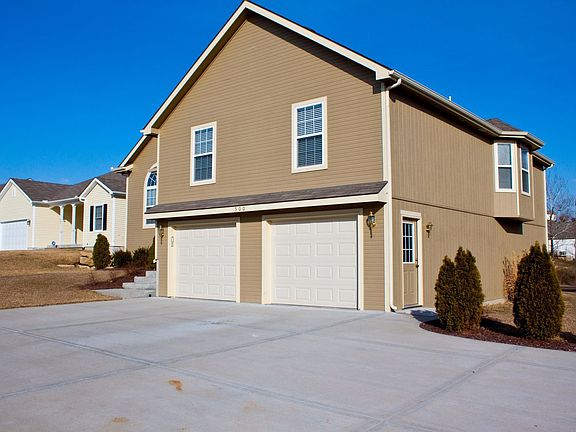 Driveway has turn around area