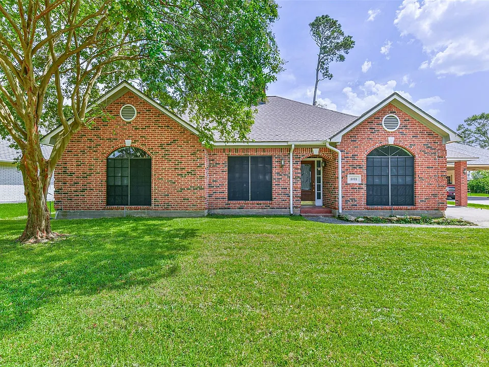 8022 17th Green Dr