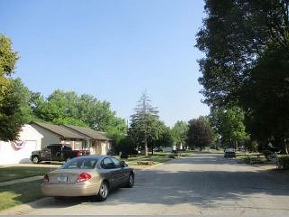 Exterior Neighborhood (street photo)