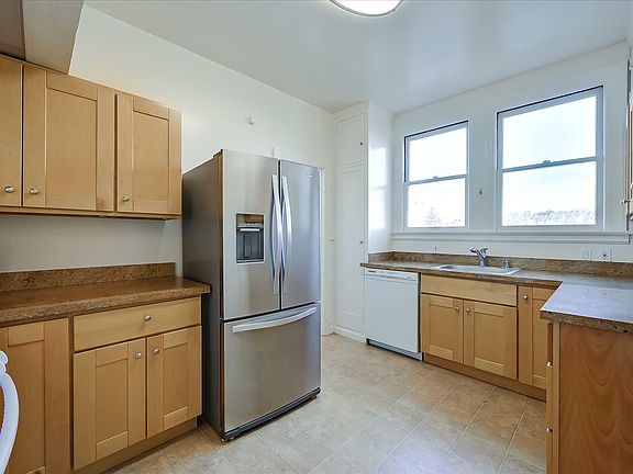 5th image of 220 16th Ave APT 4