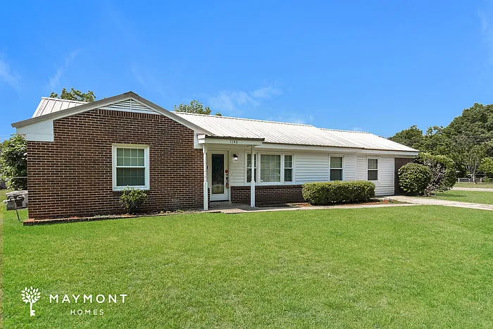 3 bed, 2.0 bath, 2220 sqft, $1,745 — Photo 3