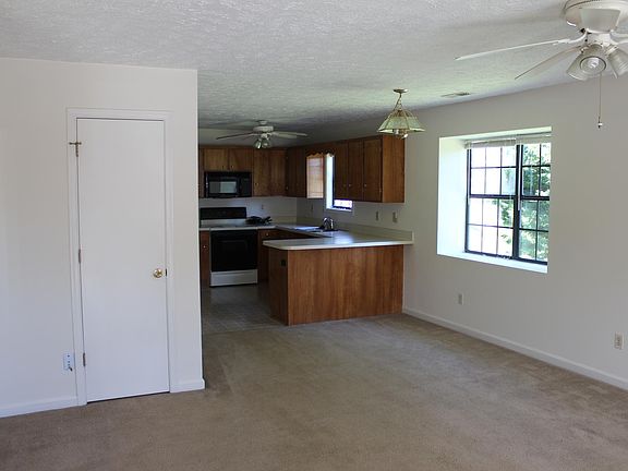 main living space, view 1 (14'10" x 15'2")