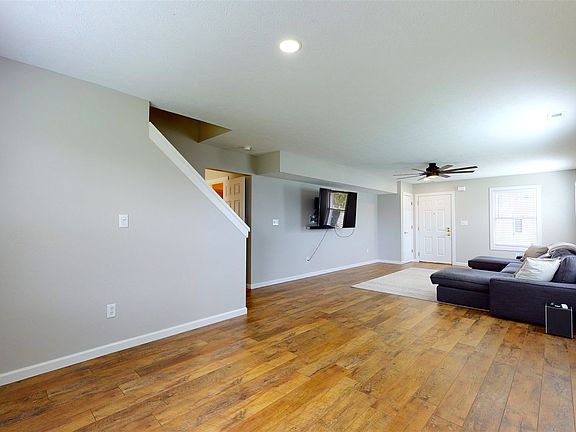 5th image of 833 Braxton Dr N