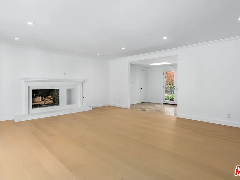 1836 N Doheny Dr — Photo 7