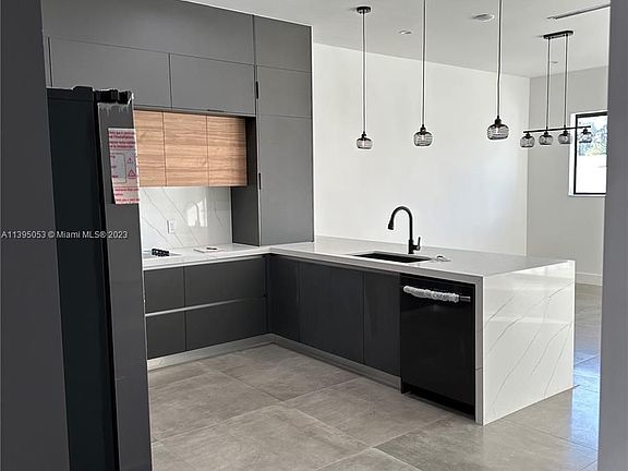 2nd image of 4665 SW 32nd Ave #3C