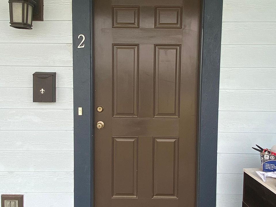 Entrance to unit with mailbox