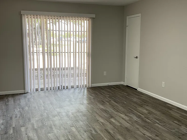 Lake Breeze Apartments — Photo 11