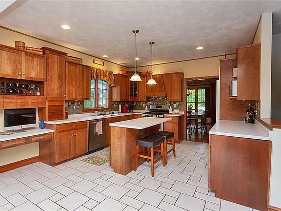3rd image of 320 Thornwood Dr