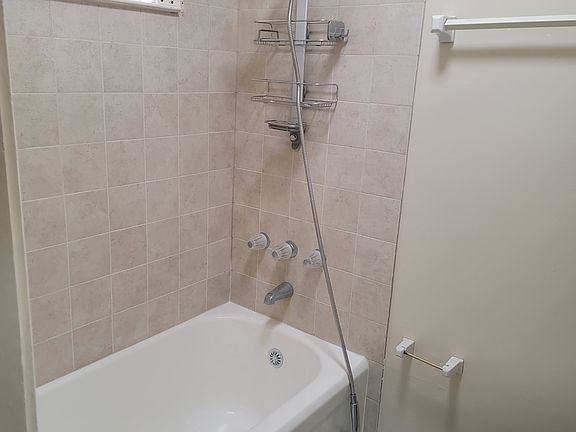 3rd image of 519 Everett Ave