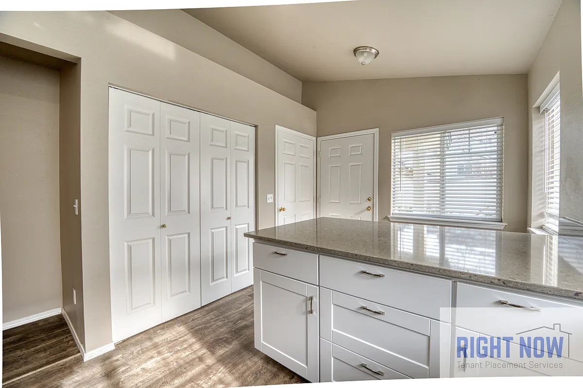 Building Photo - 2318 S Shoshone St #1