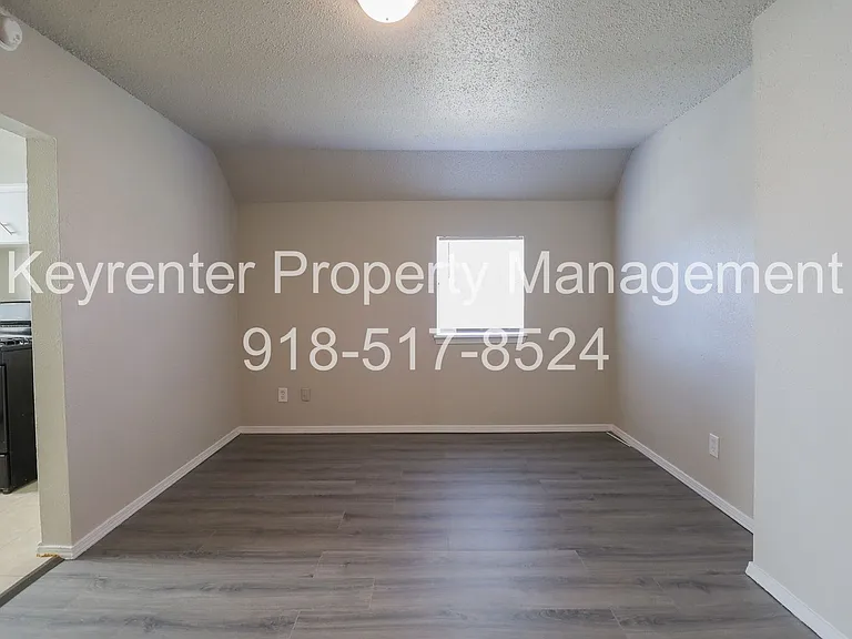 S Maple St Apartments — Photo 6
