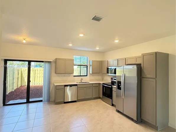 323 NE 16th St, Florida City, FL 33034