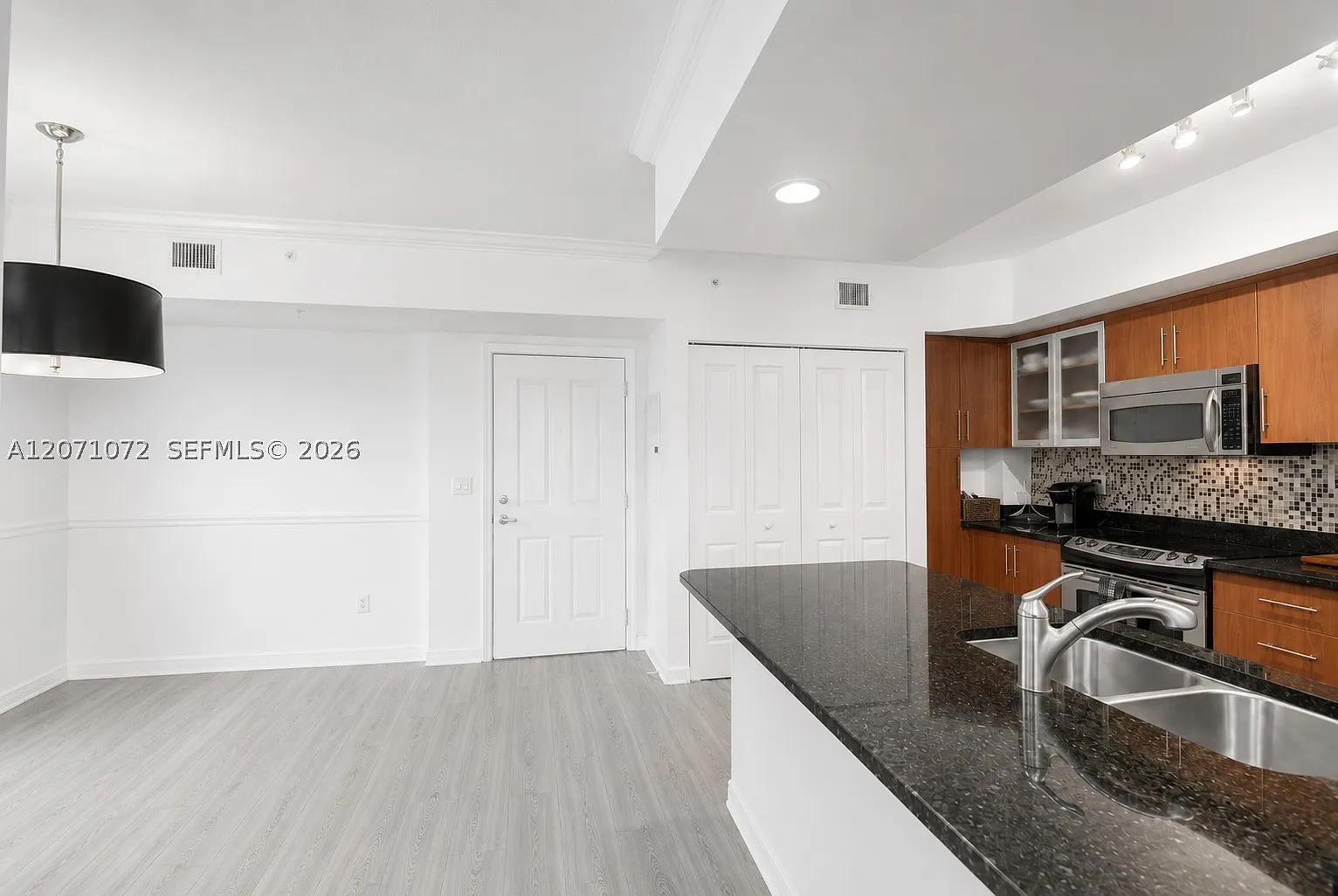 2 bed, 2.0 bath, 1138 sqft, $3,000 — Photo 3