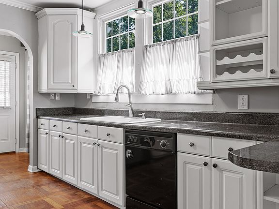 3rd image of 626 Barton Ave
