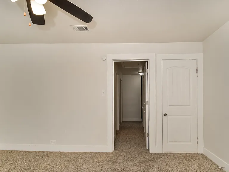814 W College St — Photo 9