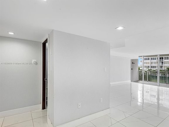 4th image of 18051 Biscayne Blvd #3011