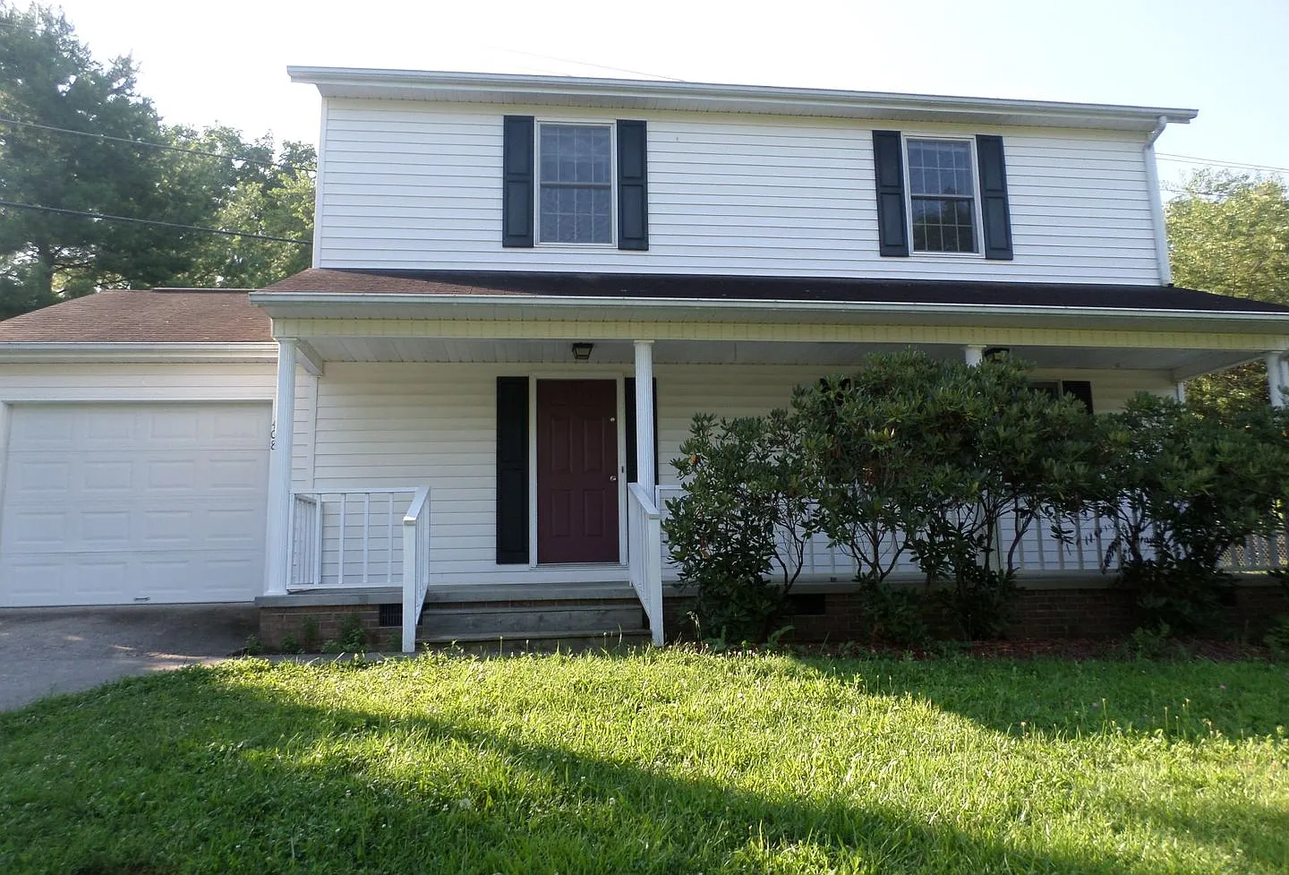 3 Bedroom 2.5 Bath House with 1 Car Garage — Photo 2