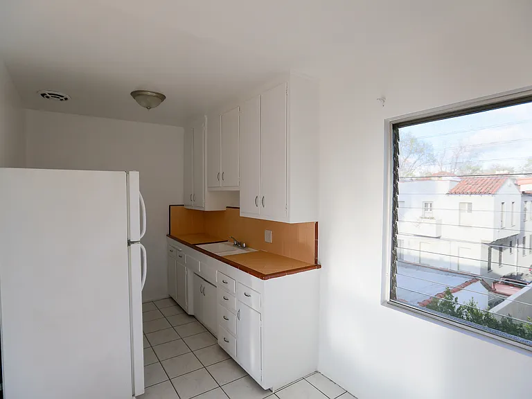 262 S Sycamore Ave #20 — Photo 5