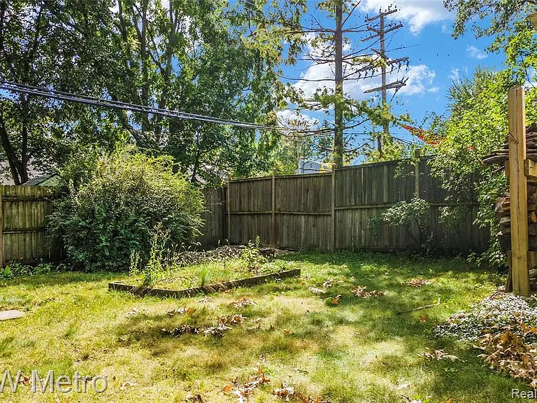 865 W Marshall St — Photo 20