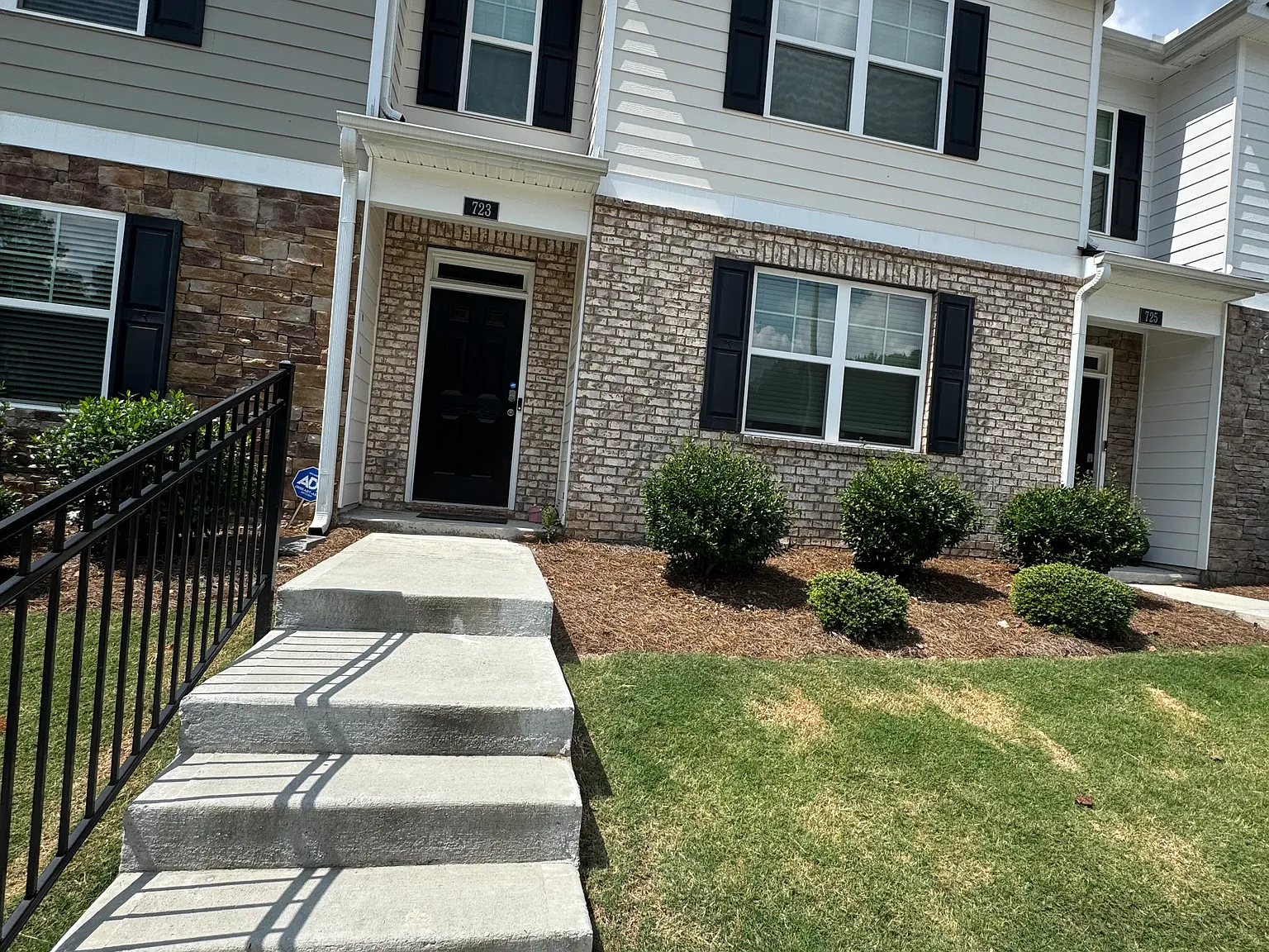 3 bed, 2.5 bath, 2000 sqft, $2,550 — Photo 1