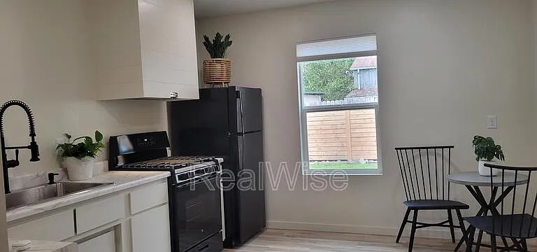 509 NW C St #5 — Photo 5