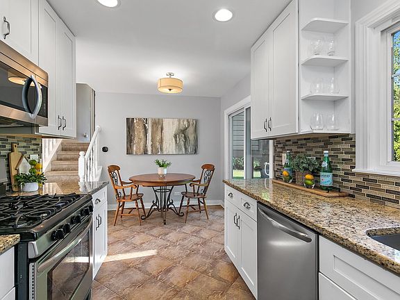 4th image of 963 Shorewood Dr